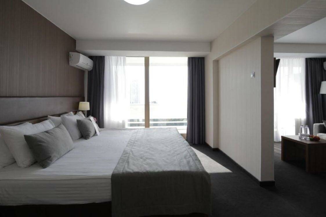 Фотографии номера Номер делюкс комфорт с 1 двуспальной кроватью в Гостинице Жемчужина Сочи