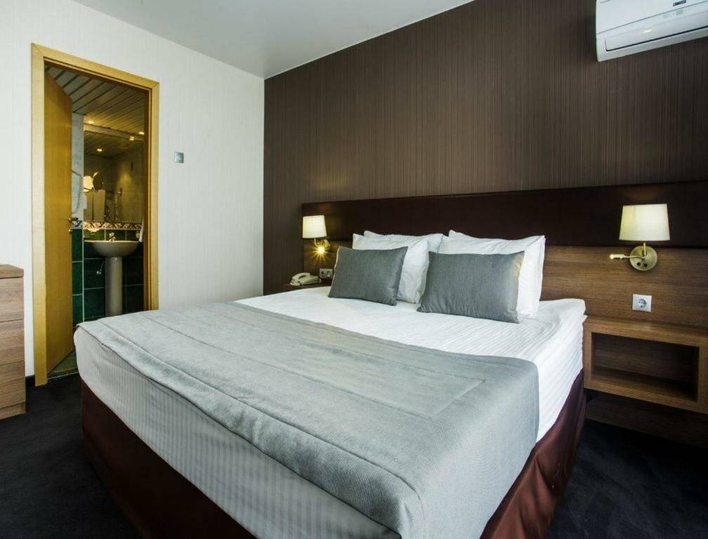 Фотографии номера Номер делюкс комфорт с 1 двуспальной кроватью в Гостинице Жемчужина Сочи